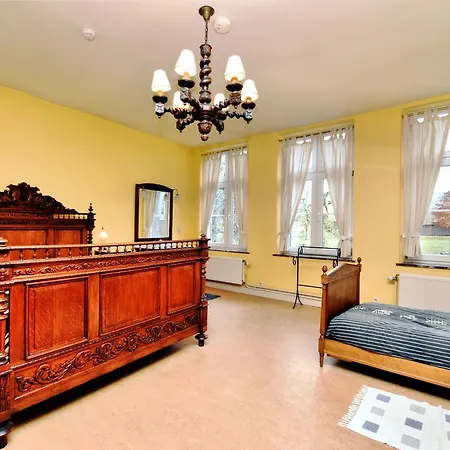 Vakantiehuis Luxurious Mansion With Indoor Pool And Sauna